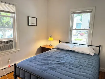 Downtown Patriotic Bristol! Hotels near Roger Williams University