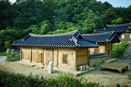 Andong Gurume Resort Отели рядом с достопримечательностью «Dosanseowon Confucian School»