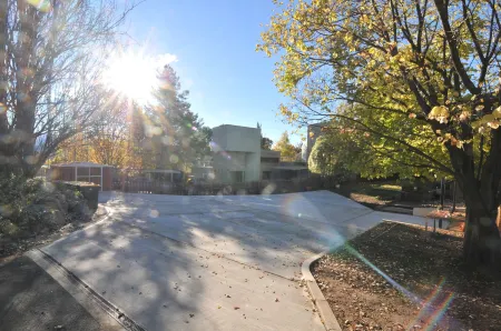 Leski Club Отели рядом с достопримечательностью «Сноуи Маунтинс Граммар Скул»