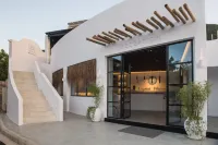 Crystal Waters Hotels in 