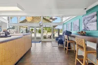 Sandpiper Beacon Beach Resort - bar