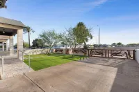 Featherlight Cottage with BBQ and Hot Tub in Downtown Phoenix