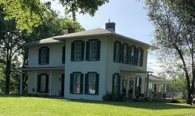 Regina's Country Livin' Hotels in Shelbyville