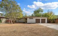 The Oak King Bed Huge Backyard Hotels in Richardson