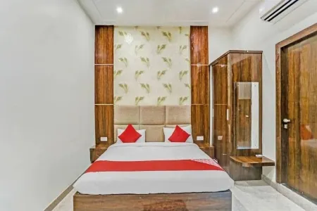 Hotel Mohan Palace Отели в г. Чхатикара