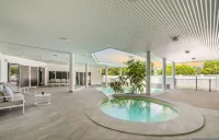 Majestic Manor Stylish Super Home Pool BBQ - Hot Tub
