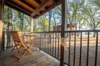 The Goldfinch Cabin 15 Min to Magnolia Baylor Hotels in Elm Mott