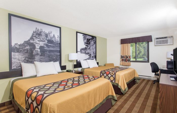 Super 8 by Wyndham Eau Claire I-94