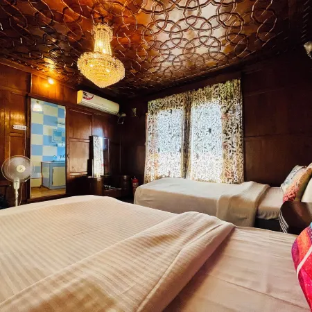 Dilshad Houseboats
