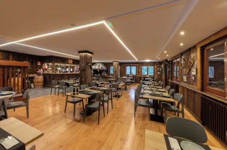 Hotel Restaurant Camp del Serrat Отели в г. Meritxell