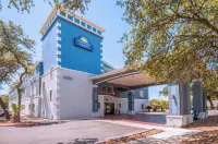 Days Inn & Suites by Wyndham San Antonio North/Stone Oak