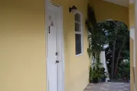 Justinn Apartments - Parking