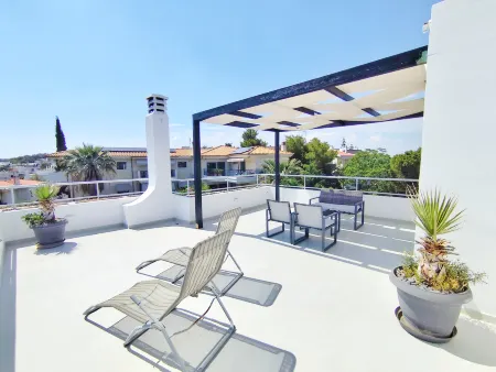 Adelos Maisonette Near Vouliagmeni Beach