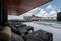 Hotel Bourre Bonne Louisville, Curio Collection by Hilton - Pools
