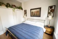 Large, Exquisitely Decorated in Heart of East Lakeview Near Wrigley & Lakefront