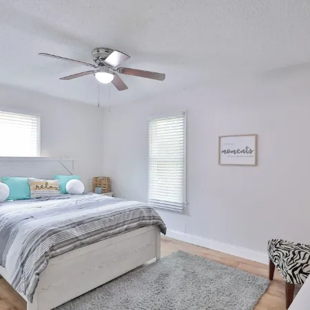 Near Hsu, Acu & Hendrick ~ Clean ~ Charming Cottage  ~ New Discounts ~ Dogs