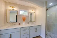 Cozy & intimate cottage w/Luxurious Hot Tub at Blue Ridge Mountains countryside - balcony