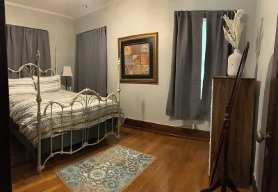 Cozy 1-bedroom apartment in historic Dubuque with AC, WiFi 杜比克大學附近的飯店