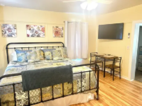 Historic Hilltop Guesthouse - Charming studio/cottage one block from downtown