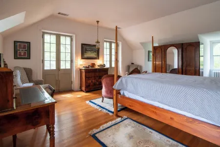 Charming 4-bedroom Estate - A Historic Gem in Clarke County, VA Отели в г. Бакмарш