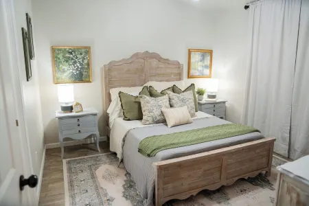 Peaceful Place a Charming 3-bedroom house with AC and WiFi in Fort Myers