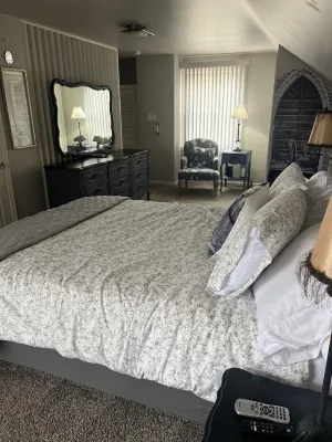 Dearborn/Detroit.  Comfort and Convenience.  12 Miles from Downtown Detroit.