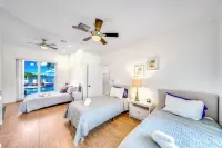 Waterfront Antique Mansion! Heated Pool+Hot Tub!