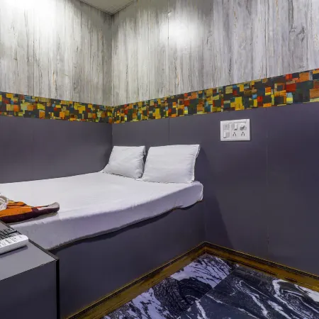 Capital Guest House Отели рядом с достопримечательностью «Железнодорожный вокзал Дадар»
