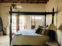 Authentic Adobe Retreat at the No Way Dude Ranch Hotel in zona Tucson Mountain Park