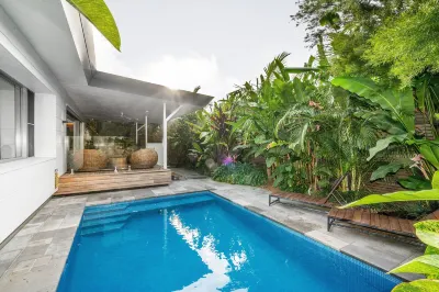 Foam Hotels in Belongil Beach