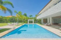 Modern Villa with Ocean View and Service Staff - Villaer