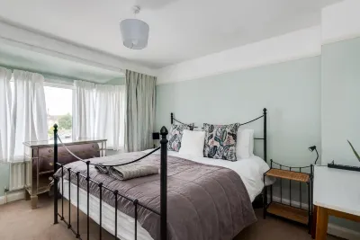 Cheerfull 3-Bedroom Home with parking & garden Hotels in Headington