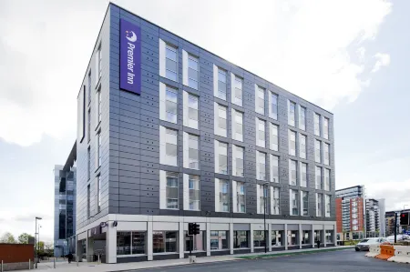 Premier Inn Leeds Cc (Whitehall Road) Отели рядом со станцией Headingley