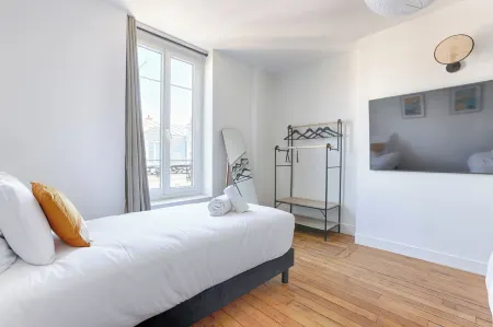 Apartments in Champigny-Sur-Marne - 30 Minutes from Disneyland Отели в г. Ла Кё-ан-Бри