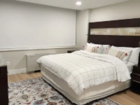 Charming Penthouse of 2-bedroom apartment in Towson with AC, fitness room, WiFi タウソンのホテル