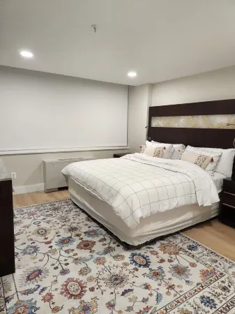 Charming Penthouse of 2-bedroom apartment in Towson with AC, fitness room, WiFi