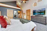 Amazing 10,000-Ft Views Vacation Retreat w/ Hot Tub & PS5 Fun - Chalets