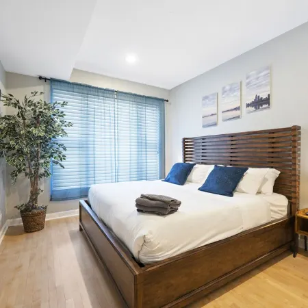 City Center, River North Condo HUGE 3BR, Patio, Parking(2x)