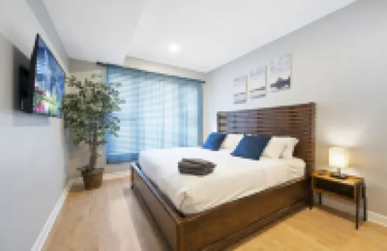 City Center, River North Condo HUGE 3BR, Patio, Parking(2x)