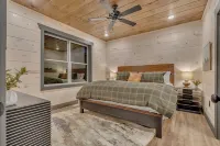 VIEWS/ Heated Pool/ Hot tub/ 15 min to Attractions