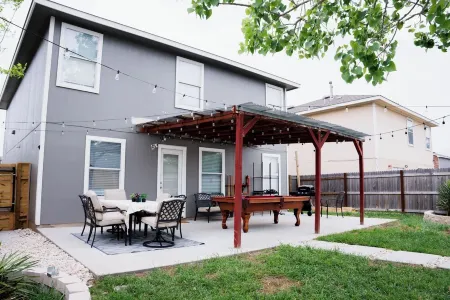 Stylish 3-bedroom house 2 min- COTA 5 min-TESLA 10 min- Airport 15 min-Downtown Отели рядом с Аэропорт Бергстром