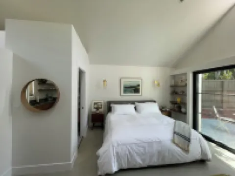 Brand New Charming Guest House in lovely Northwest Glendale CA. Private &Quiet