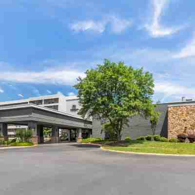 DoubleTree by Hilton Williamsburg Hotel Exterior