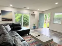 The Bluff House~Upgraded & Close to Town