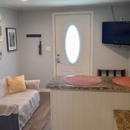 Charming Texoma 1-bedroom guesthouse in growing Sherman, Texas