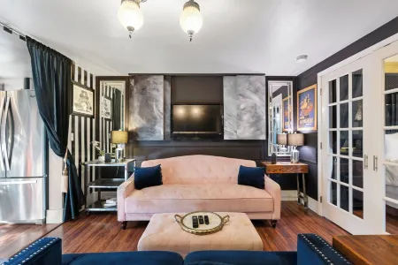 Classy Couve Walkable Downtown Apartment