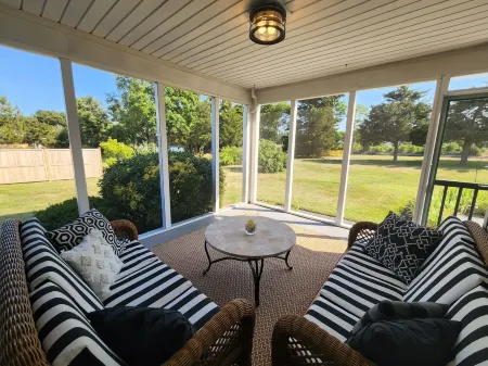 Beautiful Waterfront Home on the Cape May Canal Отели рядом с достопримечательностью «Cape May Lighthouse»