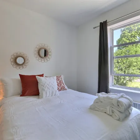 Sublime, Renovated! One river from Chateau Frontenac. 2 bedrooms, free parking!