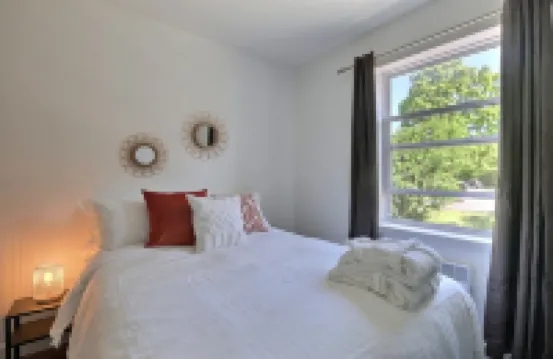 Sublime, Renovated! One river from Chateau Frontenac. 2 bedrooms, free parking!