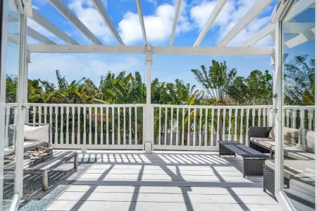 Dream Tropical Pool House Delray Beach near Ocean Отели рядом со станцией Delray Beach Tri Rail Station